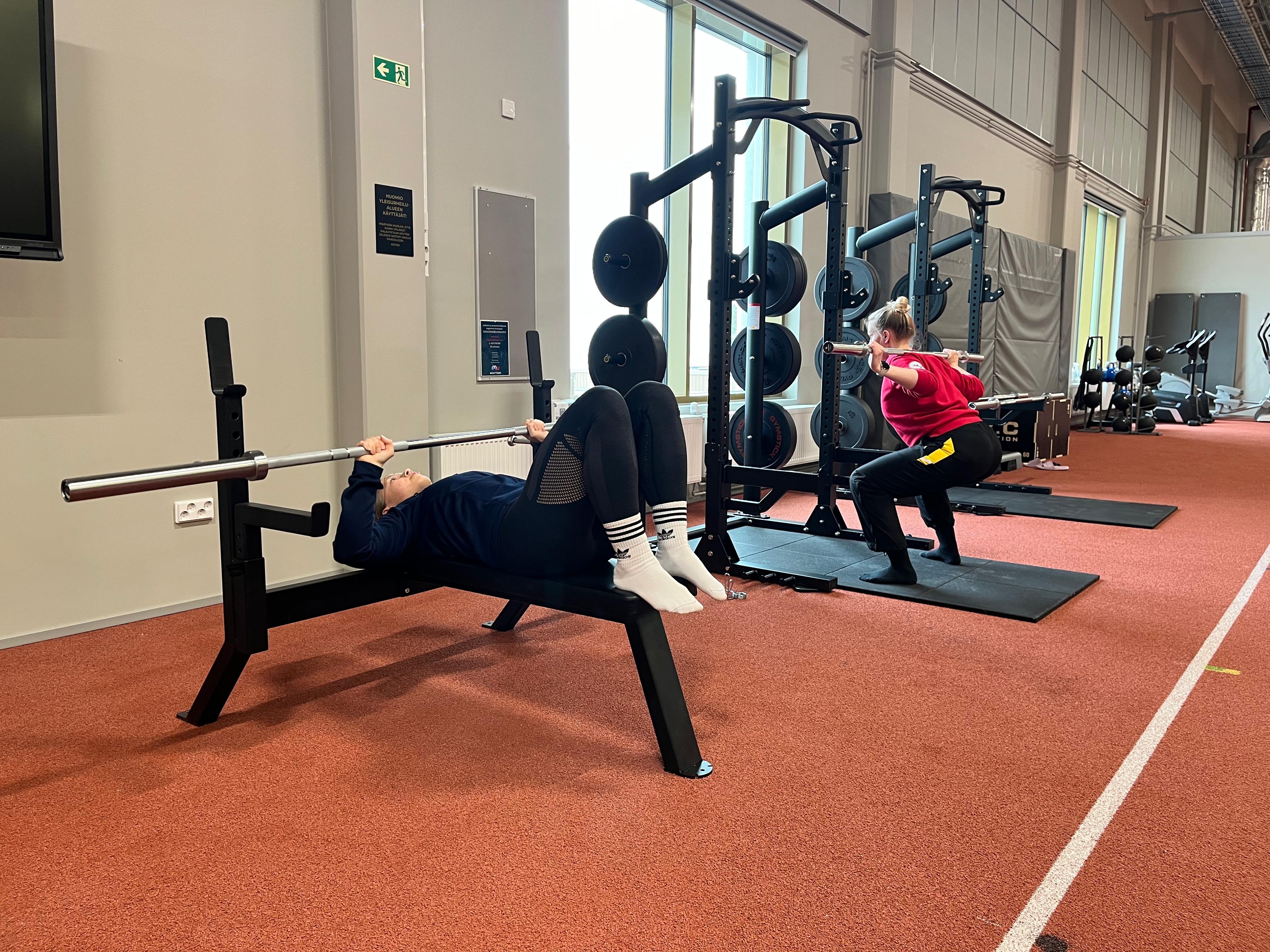 kaksi naista treenaa toiminnallisessa tilassa