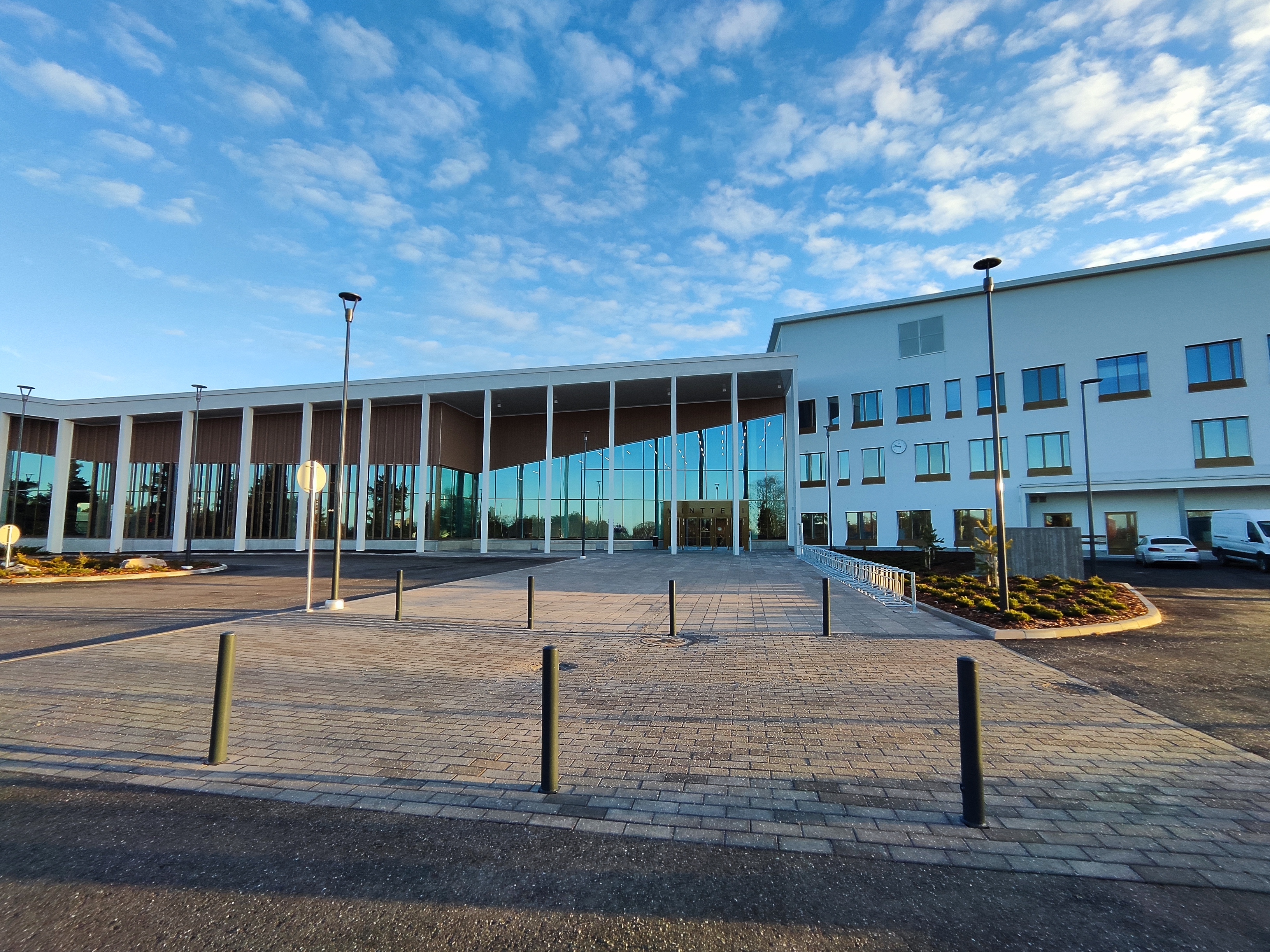 Wintteri-rakennuksen ulkoseinä, jossa lasia ja pylväät