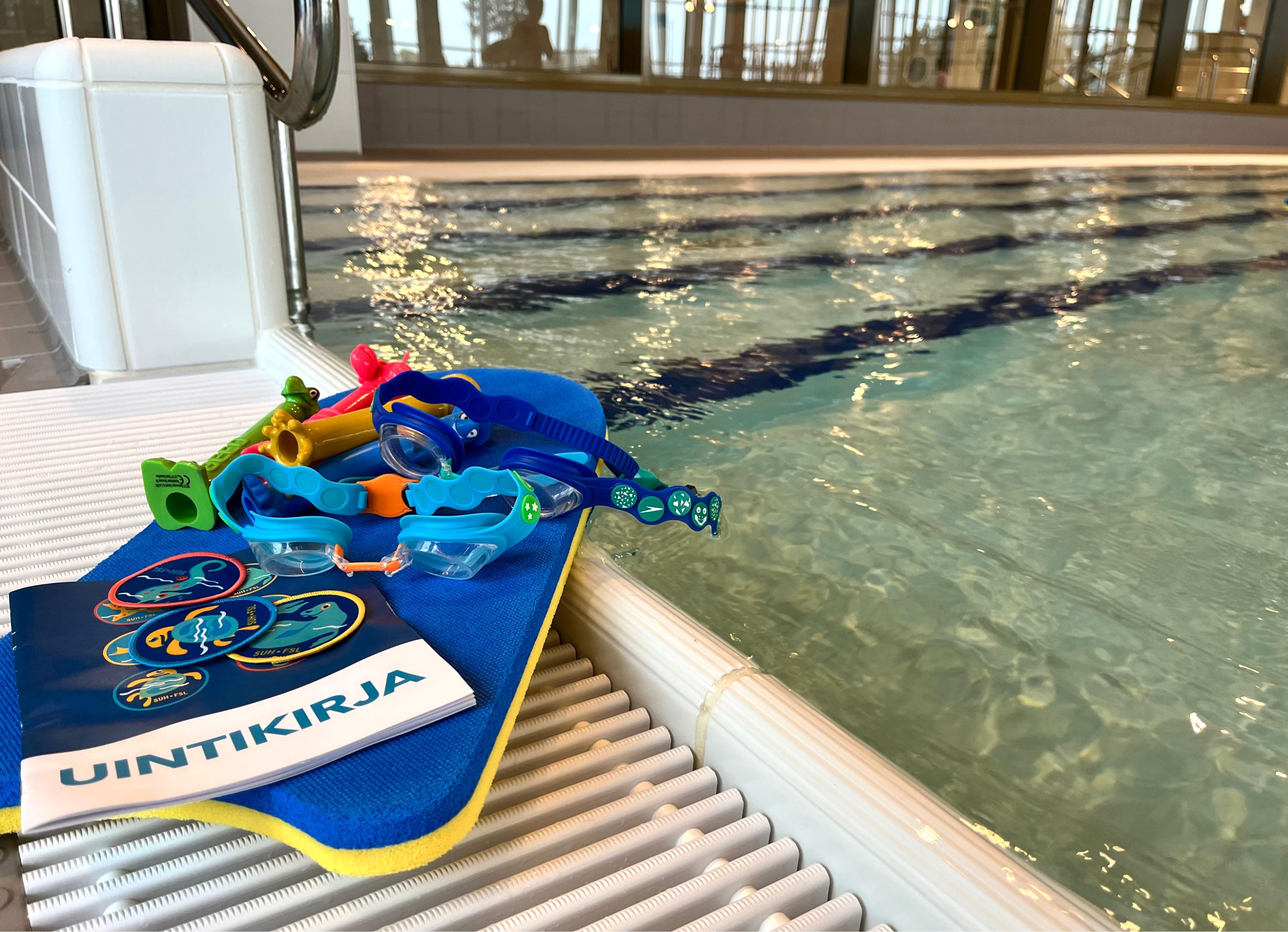 uimakouluvälineitä opetusaltaan reunalla