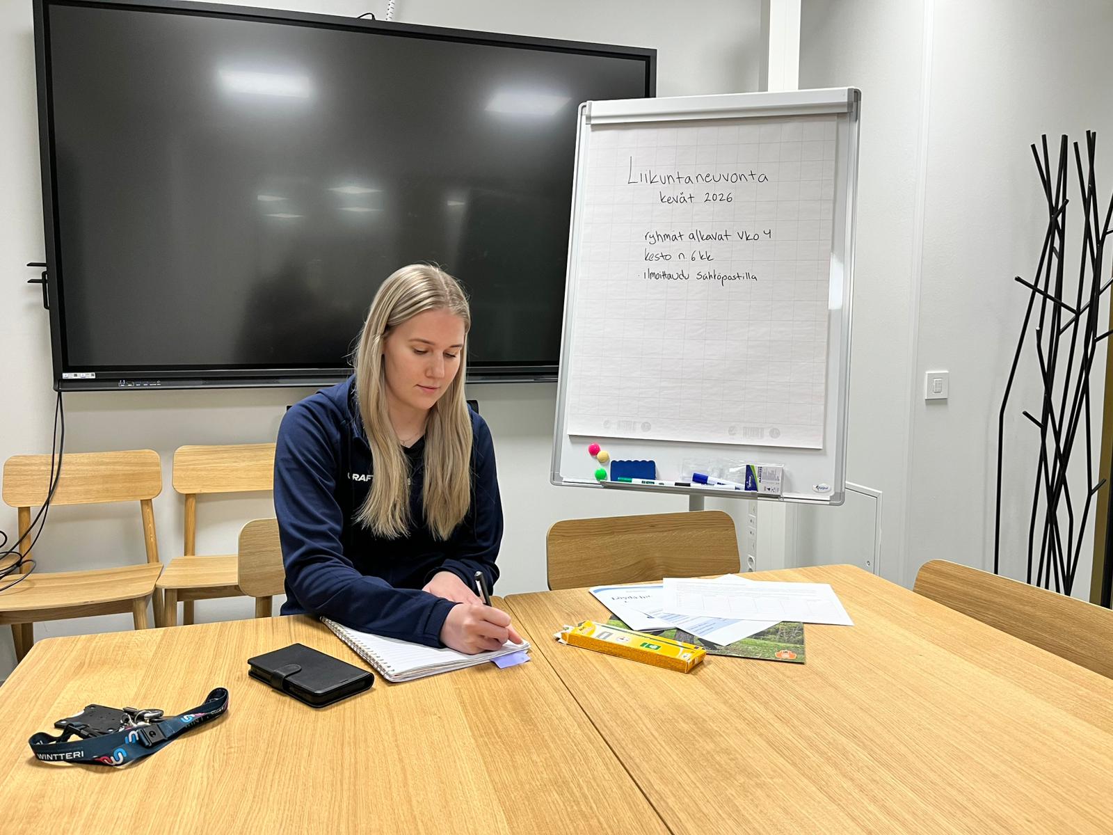 liikunnanohjaaja pöydän ääressä