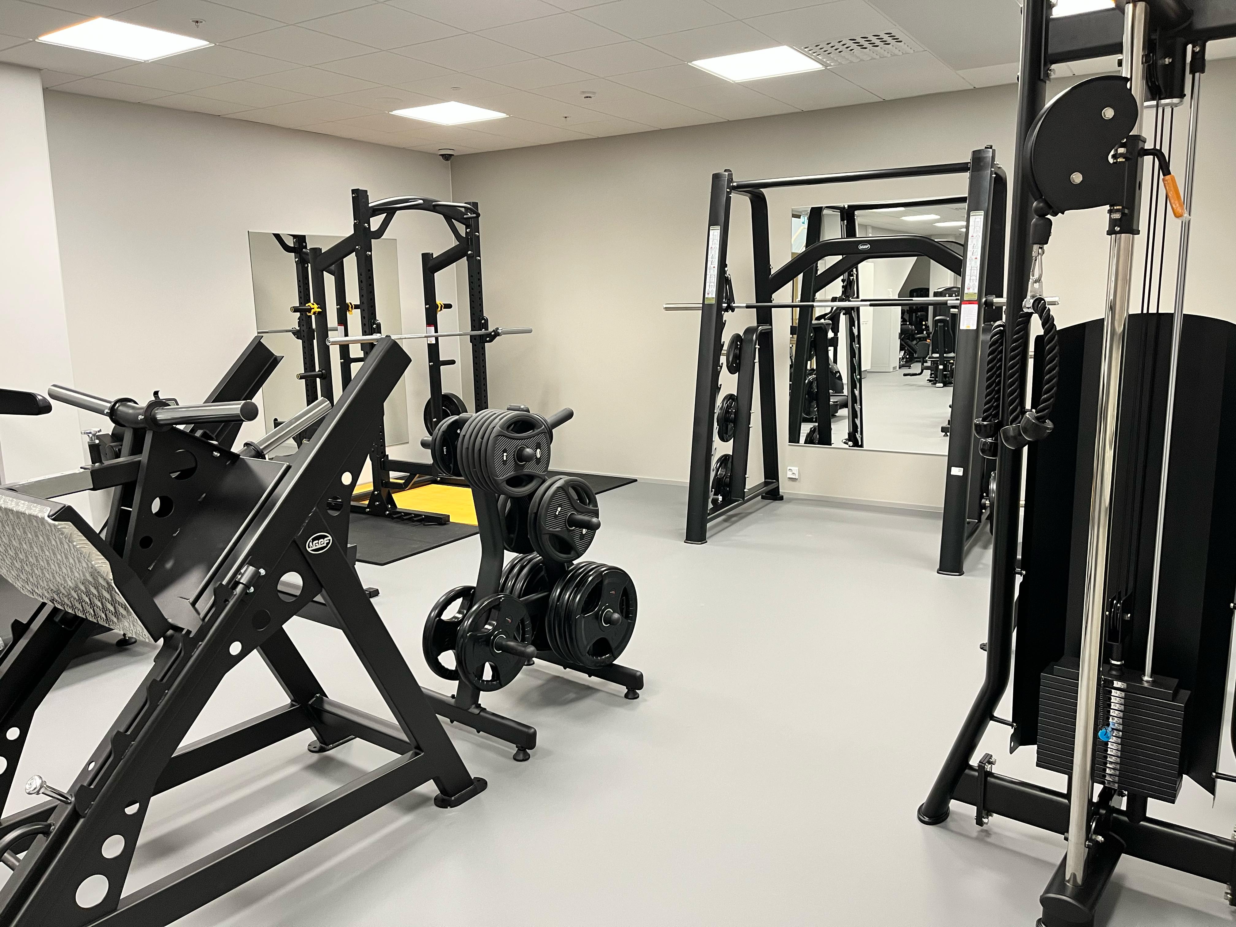 Tyhjä kuntosali, jossa kuntosalilaitteita