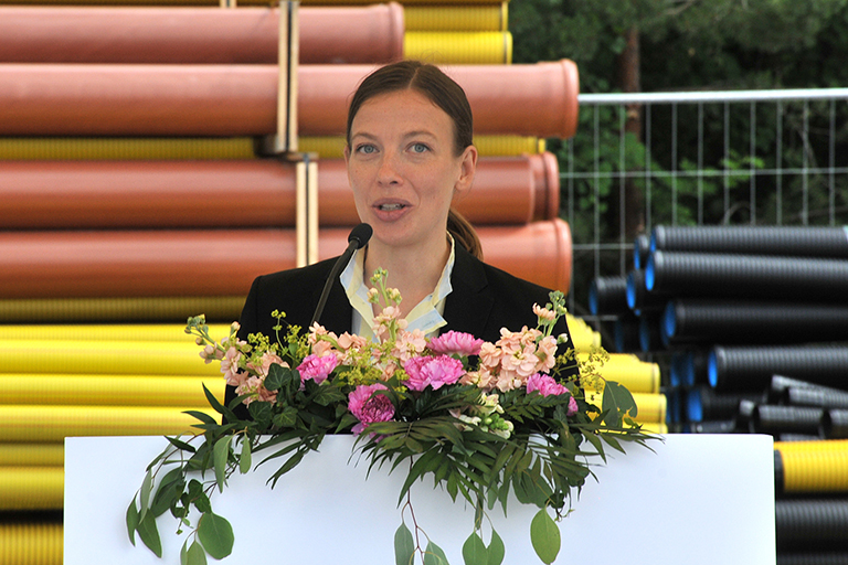 Opetusministeri Li Andersson kiittää kaupungin päättäjiä