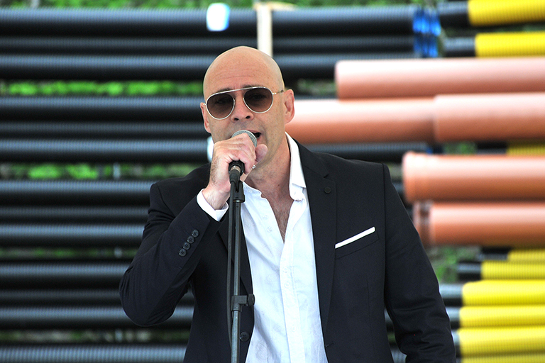 Neon 2 -yhtyeen Jussi Rainio esittää Pieninä palasina -kappaleen.