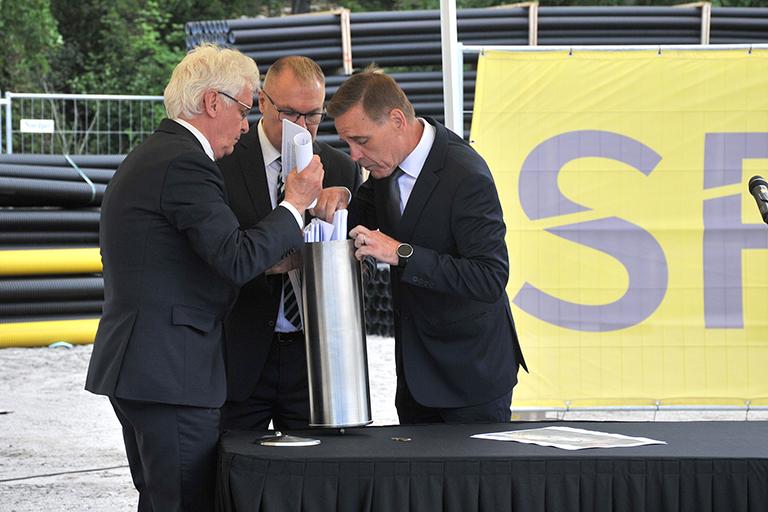 Peruskiven sisään muurattiin lieriö, joka täytettiin Wintterin peruskirjalla, tuoreella paikallislehdellä, kolikoilla, Wintterin päätösdokumenteilla, havainnekuvilla ja arkkitehtipiirustuksilla.