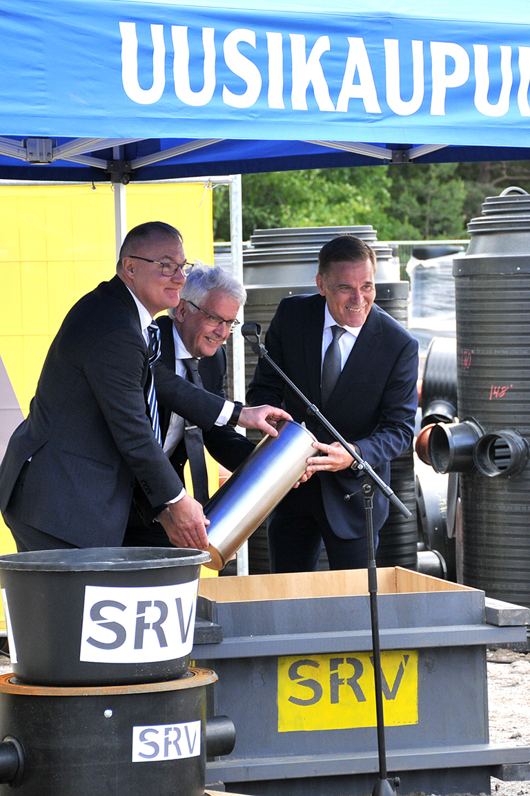 Lieriön peruskiveen asettivat kaupunginjohtaja Atso Vainio, kaupunginvaltuuston puheenjohtaja Mauri Kontu ja kaupunginhallituksen puheenjohtaja Raimo Löfstedt. 