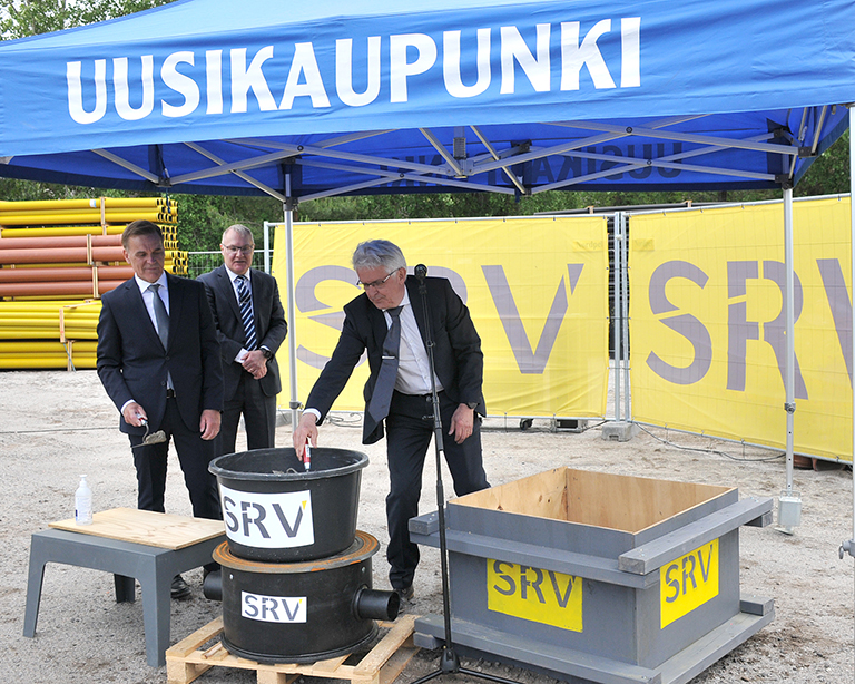 Muurausvuorossa Mauri Kontu, jonossa Raimo Löfstedt ja Atso Vainio.