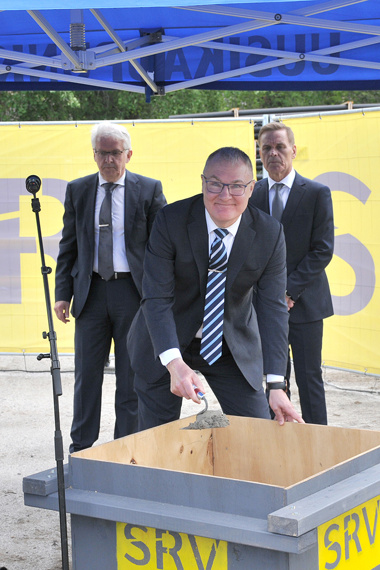 Kaupunginjohtaja ottaa osaa peruskiven muurausurakkaan. 