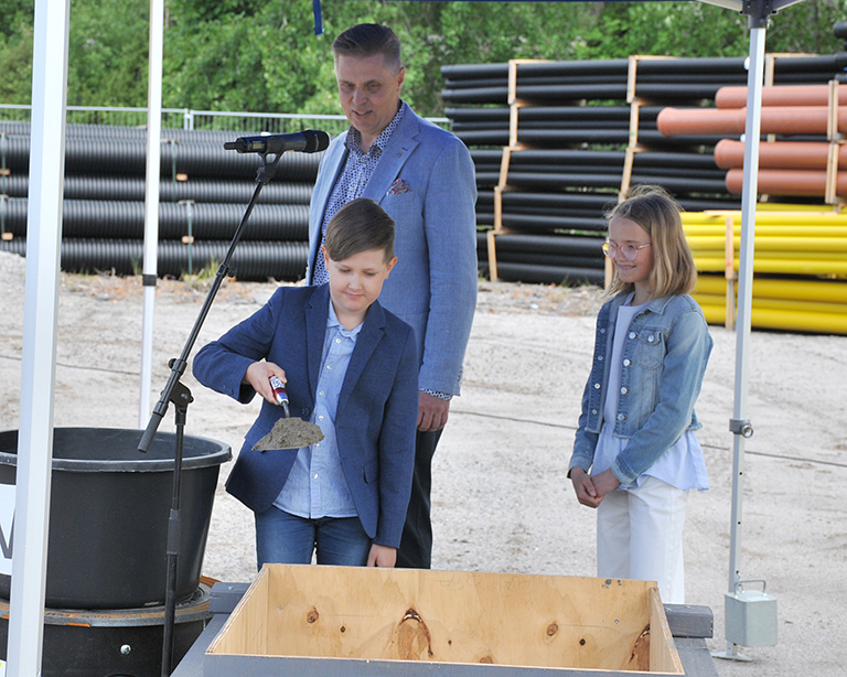 Myös tilaisuuteen osallistuneet lapsivieraat pääsivät osaksi monitoimijatalon rakennusvaihetta.
