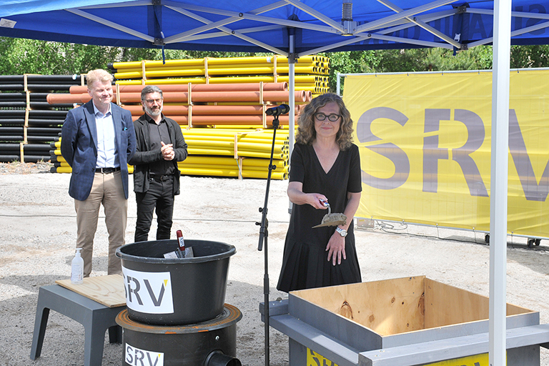 Sivistyspalveluiden erityisasiantuntija Inkeri Parviainen suoriutui omasta muurausvuorostaan kaupungin teknisen johtajan, Jari Nikkarin, ja Wintterin projektipäällikkö Marko Kivistön kannustamana. 