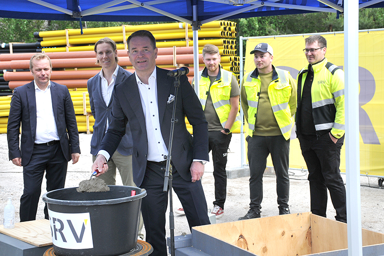 SRV:n toimitusjohtaja Saku Sipola osallistui tehtävään yhdessä rakentajien ja muun henkilökunnan kanssa.