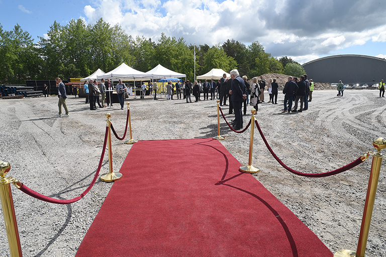 Juhlapaikalle kuljettiin punaista mattoa pitkin. 