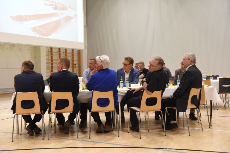 Ihmiset seuraavat taikaesitystä.