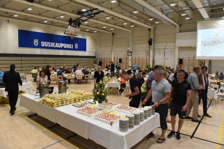 Juhlavieraita kakulla.