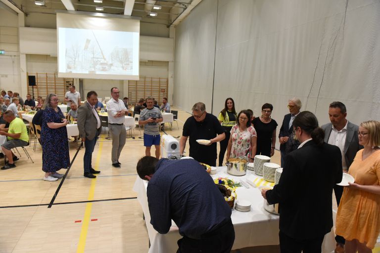 Lohikeittoa ja saaristolaisleipää.