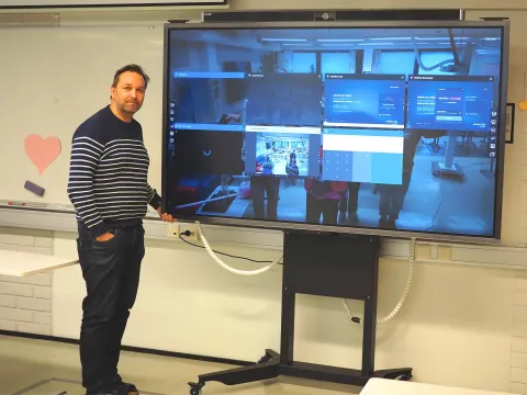 Uudenkaupungin lukion rehtori Esa Pirkola esittelee lukion AV-laitteita.