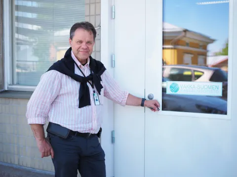 Vakka-opiston rehtori Tomi Kangas katsoo hymyillen kameraan.