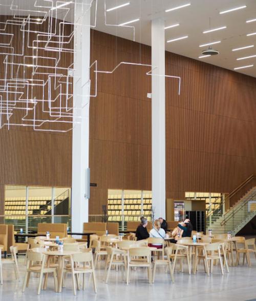 Wintterin kahvila ja aulatila.