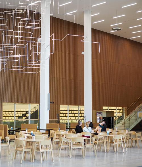 Wintterin kahvila ja aulatila.