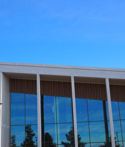 Monitoimijatalo Wintterin julkisivun yläosaa.