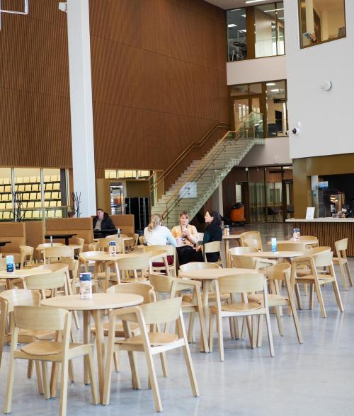 Wintterin kahvila ja aulatila.