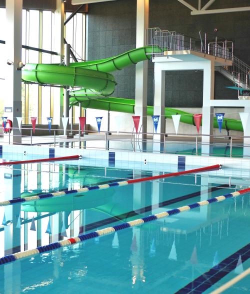 Wintterin uimahallin hyppyallas ja liukumäki.