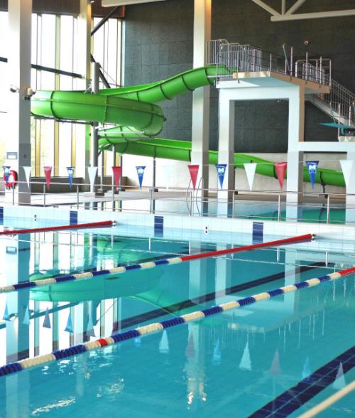 Wintterin uimahallin hyppyallas ja liukumäki.